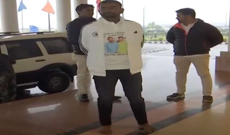 झारखंड के नवनिर्वाचित विधायक जयराम महतो ने विधानसभा में प्रधानमंत्री मोदी के अंदाज में किया मत्था टेक झारखंड के नवनिर्वाचित विधायक जयराम महतो ने विधानसभा में प्रधानमंत्री मोदी के अंदाज में किया मत्था टेक
