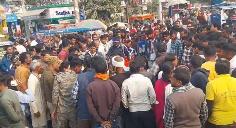 औरंगाबाद में 15 साल की किशोरी के साथ दुष्कर्म और हत्या, शव को सड़क पर रखकर किया प्रदर्शन