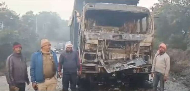 रांची में अपराधियों ने कोल माइन्स कंपनी के हाईवा ट्रक को लगाई आग