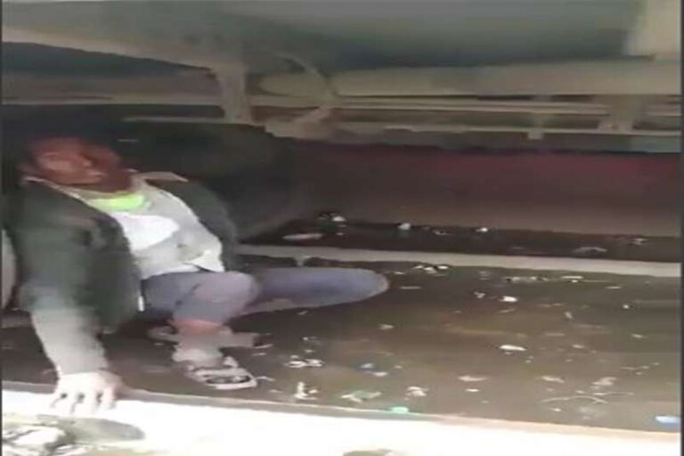 टिकट के लिए पैसा नही था, तो ट्रेन के बोगी के नीचे पहिये के पास बैठ कर एक शख्स ने किया 250 किलोमीटर का सफर!!