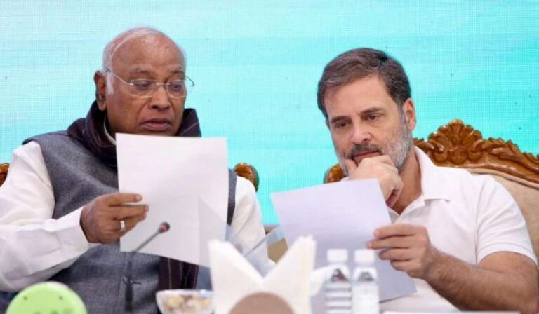 चंद राज्यों में बची कांग्रेस के भीतर सिर फुटव्वल, कर्नाटक में सीएम के पद को लेकर फिर शुरु हो सकती है रार चंद राज्यों में बची कांग्रेस के भीतर सिर फुटव्वल, कर्नाटक में सीएम के पद को लेकर फिर शुरु हो सकती है रार