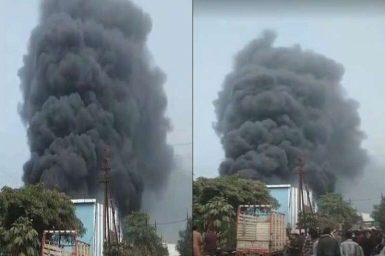 इंदौर: केमिकल फैक्ट्री में लगी भीषण आग, चारो ओर मची अफरातफरी, इलाके में फैला धुआं इंदौर: केमिकल फैक्ट्री में लगी भीषण आग, चारो ओर मची अफरातफरी, इलाके में फैला धुआं
