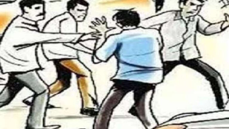 टोपी को लेकर बाप-बेटे से हुई मारपीट, तीन घायल टोपी को लेकर बाप-बेटे से हुई मारपीट, तीन घायल