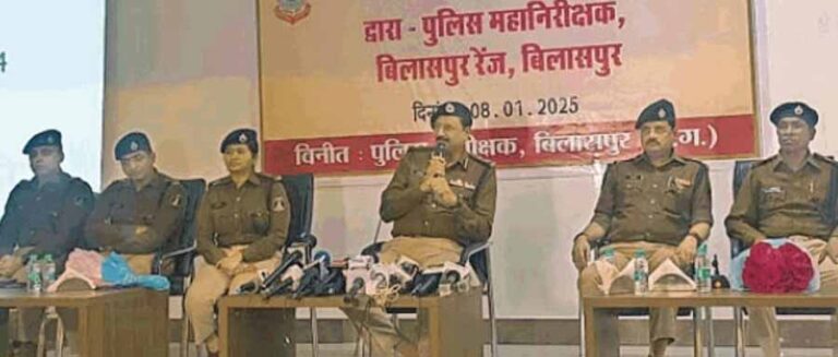आईजी शुक्ला ने पेश किया सालभर के आपराधिक घटनाओं और पुलिस की उपलब्धियों का लेखाजोखा आईजी शुक्ला ने पेश किया सालभर के आपराधिक घटनाओं और पुलिस की उपलब्धियों का लेखाजोखा