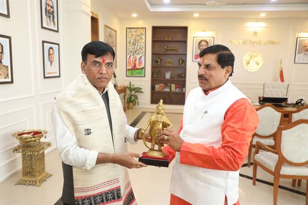 मुख्यमंत्री डॉ. यादव से केन्द्रीय मंत्री मनसुख मंडाविया ने की सौजन्य भेंट मुख्यमंत्री डॉ. यादव से केन्द्रीय मंत्री मनसुख मंडाविया ने की सौजन्य भेंट