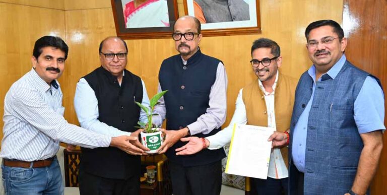 राज्यपाल डेका को मिला फ्लावर शो का आमंत्रण राज्यपाल डेका को मिला फ्लावर शो का आमंत्रण