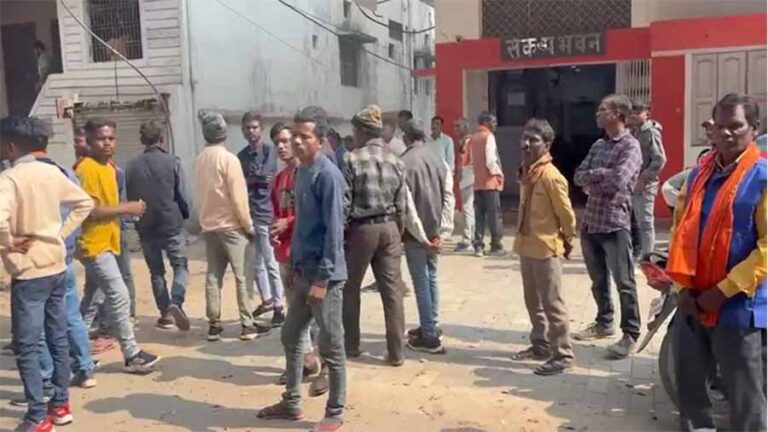 जिला पंचायत चुनाव में बाहरी उम्मीदवार खड़ा करने पर ग्रामीणों ने भाजपा के खिलाफ मोर्चा खोल जिला पंचायत चुनाव में बाहरी उम्मीदवार खड़ा करने पर ग्रामीणों ने भाजपा के खिलाफ मोर्चा खोल