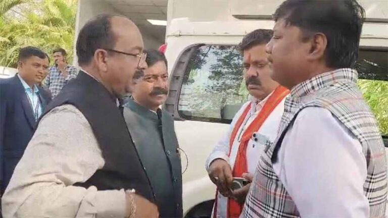 डिप्टी सीएम साव ने अपने निवास में उप मुख्यमंत्री शर्मा और मंत्री ओपी चौधरी व केदार कश्यप के साथ की बैठक डिप्टी सीएम साव ने अपने निवास में उप मुख्यमंत्री शर्मा और मंत्री ओपी चौधरी व केदार कश्यप के साथ की बैठक