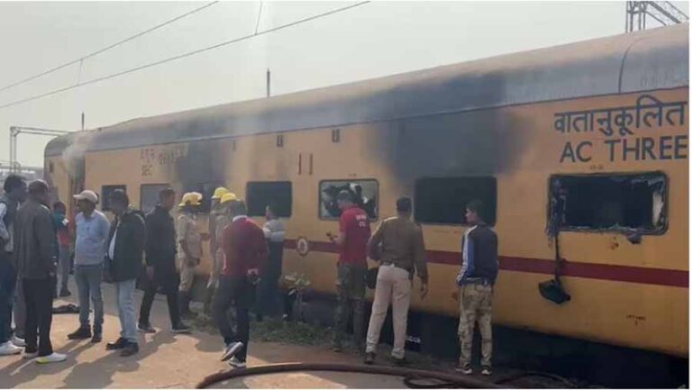 शॉर्ट सर्किट से खड़ी ट्रेन की एसी बोगी में लगी आग, मौके पर पहुंचे दमकल कर्मी शॉर्ट सर्किट से खड़ी ट्रेन की एसी बोगी में लगी आग, मौके पर पहुंचे दमकल कर्मी
