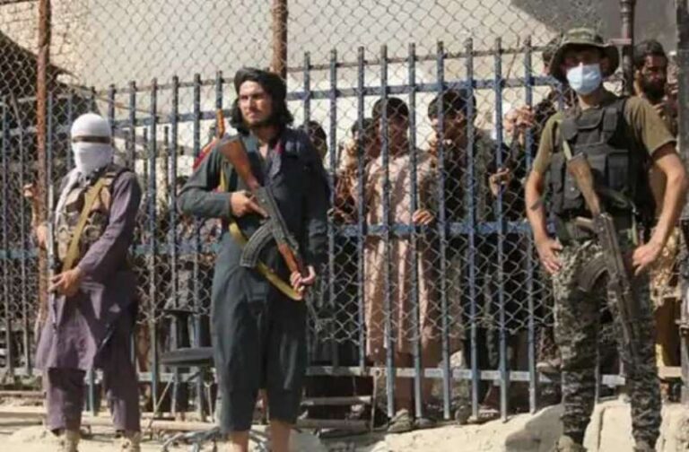 तनाव के बीच पाकिस्तान में 800 अफगान प्रवासियों को हिरासत में लिया तनाव के बीच पाकिस्तान में 800 अफगान प्रवासियों को हिरासत में लिया