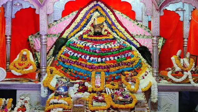 बाबा श्याम को पहनाया गया सोने का मुकुट, गुलाब के फूलों से हुआ श्रृंगार, दर्शन के लिए लगी लाइनें बाबा श्याम को पहनाया गया सोने का मुकुट, गुलाब के फूलों से हुआ श्रृंगार, दर्शन के लिए लगी लाइनें