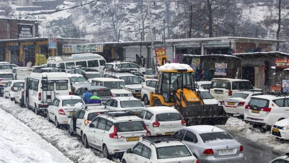 हिमाचल में भारी बर्फबारी से कई प्रमुख सड़कें और अटल टनल बंद हिमाचल में भारी बर्फबारी से कई प्रमुख सड़कें और अटल टनल बंद