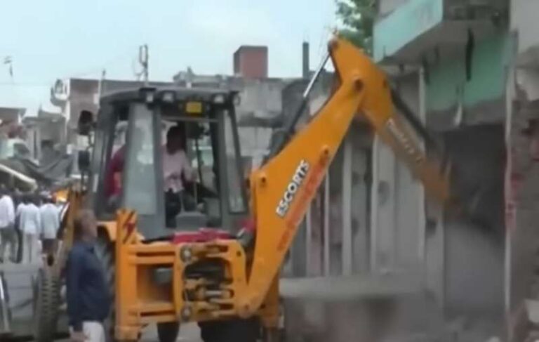 नोएडा प्राधिकरण ने बरोला में अवैध शोरूम निर्माण तोड़ा, 2.5 करोड़ रुपये की कीमती जमीन मुक्त