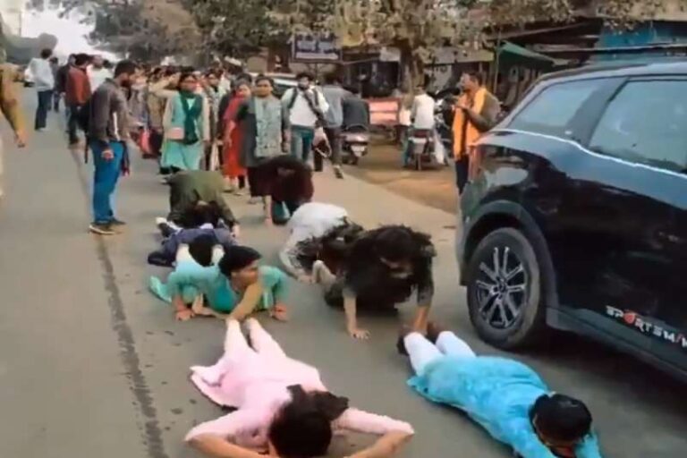 छत्तीसगढ़ में शिक्षक लगा रहे गुहार, हजारों बीएड धारक कर रहे विरोध, जानें क्या है पूरा मामला छत्तीसगढ़ में शिक्षक लगा रहे गुहार, हजारों बीएड धारक कर रहे विरोध, जानें क्या है पूरा मामला