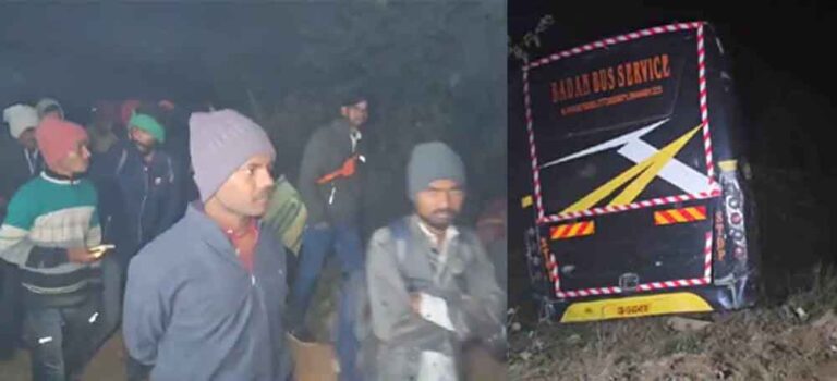 छत्तीसगढ़-अंबिकापुर में नशेड़ी ड्राइवर ने झाड़ियों में घुसाई बस, 100 यात्री बाल-बाल बचे छत्तीसगढ़-अंबिकापुर में नशेड़ी ड्राइवर ने झाड़ियों में घुसाई बस, 100 यात्री बाल-बाल बचे