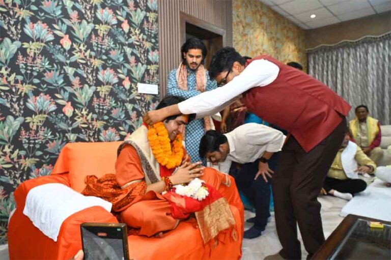 छत्तीसगढ़-डिप्टी सीएम शर्मा के बंगले पर पहुंचे पं. धीरेंद्र शास्त्री, धर्मांतरण रोकने गांव-गांव में बनाएंगे बागेश्वर मंडल