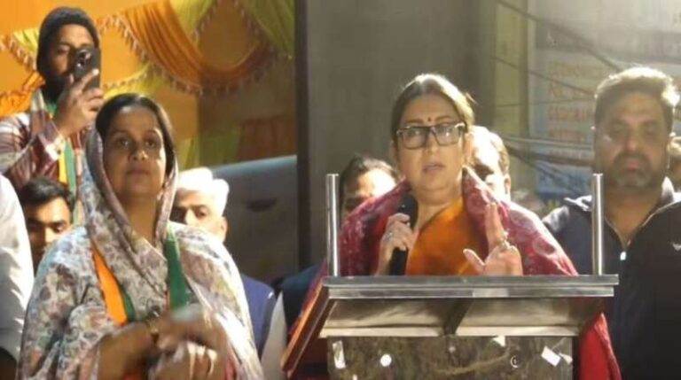 स्मृति ईरानी ने आम आदमी पार्टी की सरकार पर वादों को पूरा न करने का लगाया आरोप स्मृति ईरानी ने आम आदमी पार्टी की सरकार पर वादों को पूरा न करने का लगाया आरोप