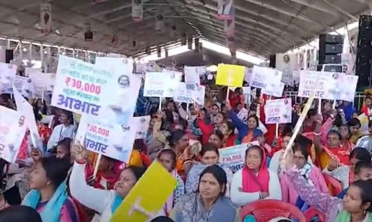 धनबाद में मंईयां सम्मान योजना की राशि न मिलने पर महिलाओं ने किया विरोध, पोस्टर जलाए धनबाद में मंईयां सम्मान योजना की राशि न मिलने पर महिलाओं ने किया विरोध, पोस्टर जलाए
