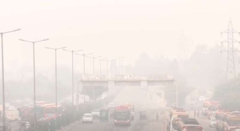 दिल्ली में वायु प्रदूषण के बढ़ते स्तर को देखते हुए GRAP-3 लागू, AQI 472 तक पहुंचा