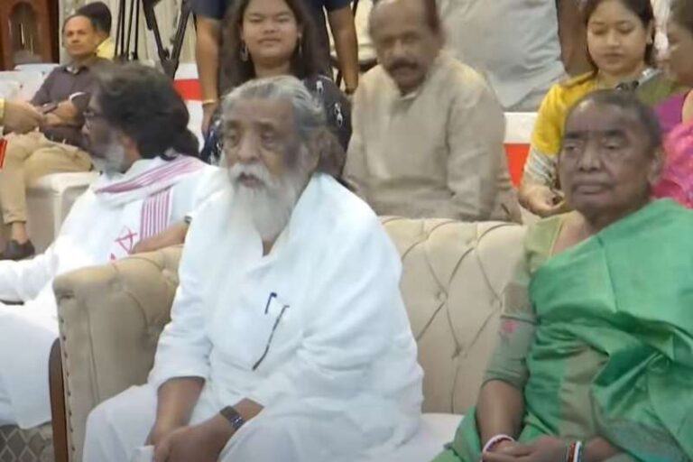 झारखंड मुक्ति मोर्चा के सुप्रीमो शिबू सोरेन ने रांची में काटा 81 पाउंड का केक