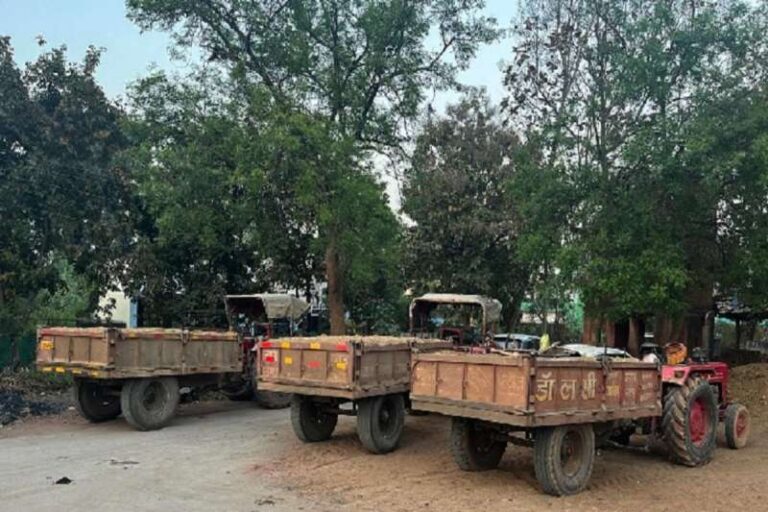 बिना नंबर प्लेट के दौड़ रहे ट्रैक्टर, प्रशासन और खनिज विभाग मौन, रेत माफिया मजे में बिना नंबर प्लेट के दौड़ रहे ट्रैक्टर, प्रशासन और खनिज विभाग मौन, रेत माफिया मजे में