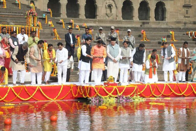 मुख्यमंत्री ने महेश्वर में माँ नर्मदा के घाट पर की पूजा-अर्चना मुख्यमंत्री ने महेश्वर में माँ नर्मदा के घाट पर की पूजा-अर्चना