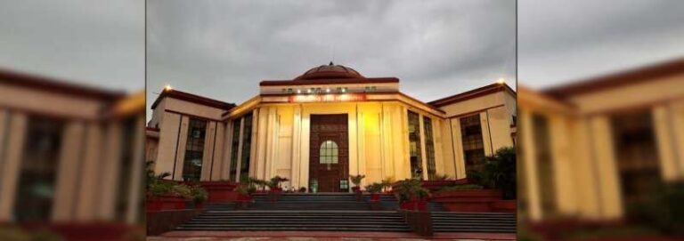 सफाई देने के बाद भी, हाईकोर्ट ने आईएएस अधिकारी को जमकर फटकारा, कहा-दोषी एक दर्जन अधिकारियों पर तत्काल दर्ज कराएं एफआईआर सफाई देने के बाद भी, हाईकोर्ट ने आईएएस अधिकारी को जमकर फटकारा, कहा-दोषी एक दर्जन अधिकारियों पर तत्काल दर्ज कराएं एफआईआर