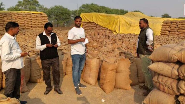 धान खरीदी में अनियमितताओं पर कलेक्टर ने की सख्त कार्यवाही धान खरीदी में अनियमितताओं पर कलेक्टर ने की सख्त कार्यवाही