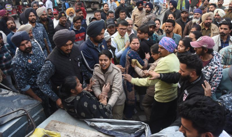 लुधियाना : चौड़ा बाजार में ग्लाडा की बड़ी कार्रवाई, अवैध कब्जों पर चला बुलडोजर लुधियाना : चौड़ा बाजार में ग्लाडा की बड़ी कार्रवाई, अवैध कब्जों पर चला बुलडोजर