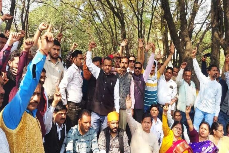 बीजेपी दफ्तर के सामने स्कूल संचालकों का धरना, मान्यता नियमों में बदलाव की मांग को लेकर प्रदर्शन