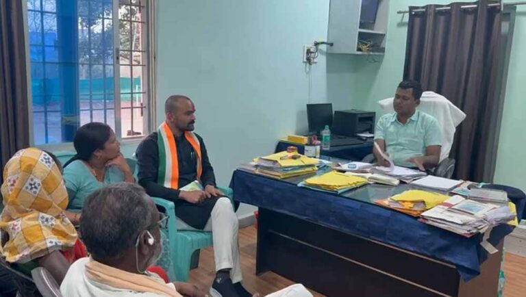 पुलिस पर जांच के नाम पर आदिवासी अधेड़ के साथ बर्बरता, दोषियों पर कार्रवाई की मांग