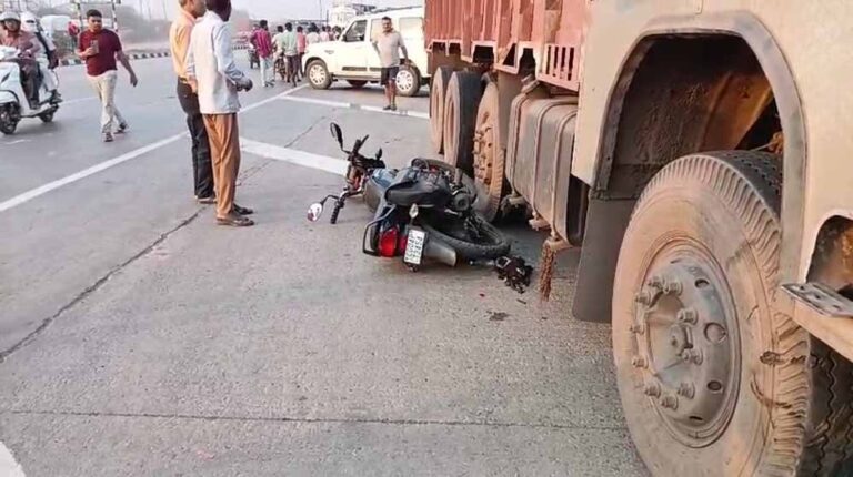 तेज रफ्तार ट्रक ने बाइक सवार को रौंदा, मौके पर ही मौत तेज रफ्तार ट्रक ने बाइक सवार को रौंदा, मौके पर ही मौत