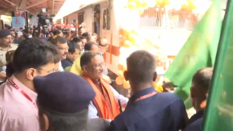 मुख्यमंत्री तीर्थ यात्रा फिर हुई, सीएम ने हरी झंडी दिखा कर 800 यात्रियों को रामेश्वरम किया रवाना मुख्यमंत्री तीर्थ यात्रा फिर हुई, सीएम ने हरी झंडी दिखा कर 800 यात्रियों को रामेश्वरम किया रवाना