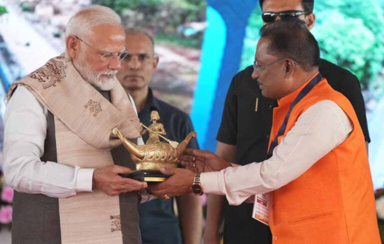 मुख्यमंत्री साय ने प्रधानमंत्री मोदी को भेंट किया बिलासा देवी केवट का मोमेंटो मुख्यमंत्री साय ने प्रधानमंत्री मोदी को भेंट किया बिलासा देवी केवट का मोमेंटो