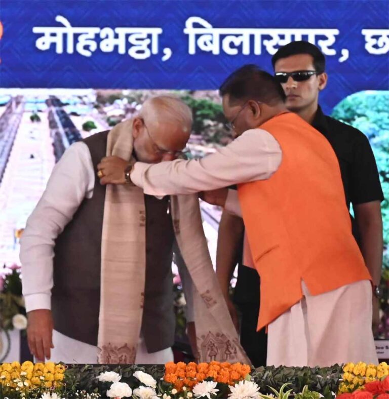 छत्तीसगढ़ की बुनाई, संस्कृति और जीवंत परंपराओं का प्रतीक,  प्रधानमंत्री मोदी को भेंट किया गया कोसा सिल्क से बना हस्तनिर्मित शॉल