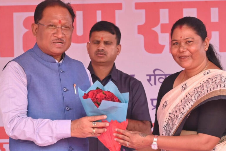 रायपुर : नगर पालिका परिषद जशपुर के नवनिर्वाचित अध्यक्ष और पार्षदों का शपथ ग्रहण समारोह सम्पन्न रायपुर : नगर पालिका परिषद जशपुर के नवनिर्वाचित अध्यक्ष और पार्षदों का शपथ ग्रहण समारोह सम्पन्न