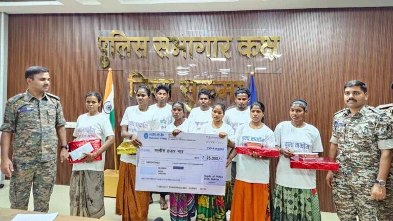 26 लाख के इनामी 9 नक्सलियों ने किया  आत्मसमर्पण