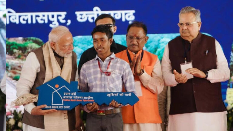 रायपुर : ‘पक्का मकान बन गया है?’ – प्रधानमंत्री नरेंद्र मोदी के सवाल पर मुस्कराए दल्लु राम बैगा, कहा – हां, बन गया है