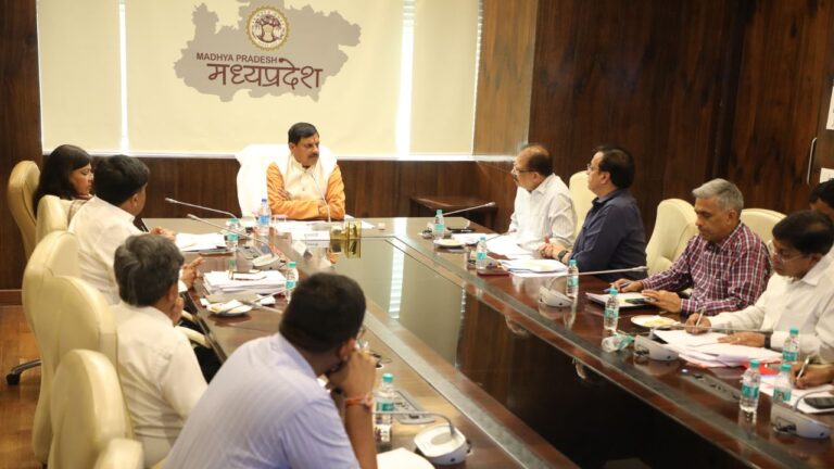 MP News: मुख्यमंत्री यादव की दूरदर्शी सोच के साथ मध्यप्रदेश में वर्षा जल की बूंद-बूंद बचाने का “जल गंगा संवर्धन” महा अभियान होगा शुरू… MP News: मुख्यमंत्री यादव की दूरदर्शी सोच के साथ मध्यप्रदेश में वर्षा जल की बूंद-बूंद बचाने का “जल गंगा संवर्धन” महा अभियान होगा शुरू…