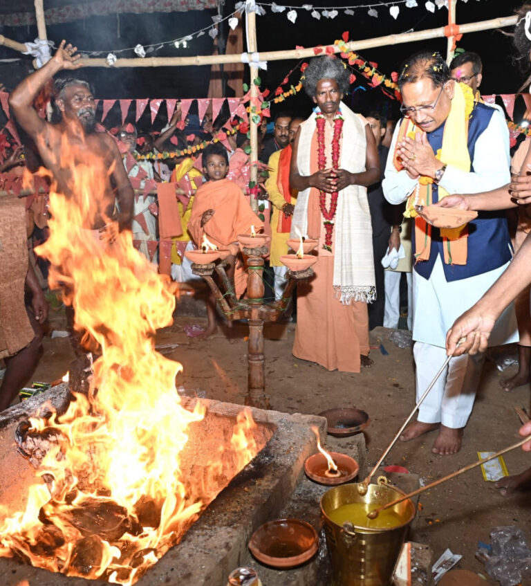 संतों का आशीर्वाद, जनसेवा का संकल्प: मुख्यमंत्री साय की विश्व शांति अखंड ब्रह्मयज्ञ में आस्था भरी उपस्थिति, कहा- भारत की सनातन परंपरा में ‘वसुधैव कुटुंबकम्’ की भावना रची-बसी है…