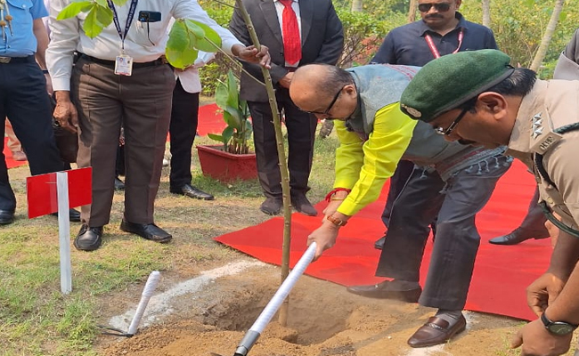 राज्यपाल श्री रमेन डेका ने कोरबा कलेक्ट्रेट परिसर में ’एक पेड़ माँ के नाम अभियान‘ अंतर्गत किया पौधारोपण