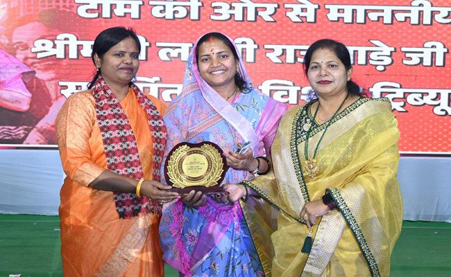 रैम्पवॉक में महिलाओं ने दिखाई आत्मविश्वास की झलक