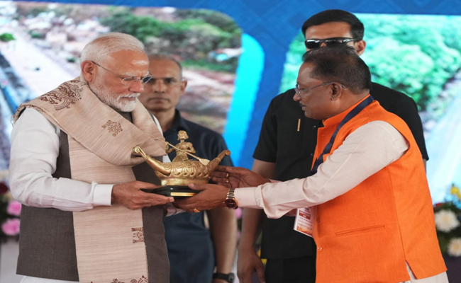 छत्तीसगढ़ की सांस्कृतिक पहचान और महिला सशक्तिकरण का प्रतीक भेंट : मुख्यमंत्री श्री विष्णुदेव साय ने प्रधानमंत्री श्री नरेंद्र मोदी को भेंट किया बिलासा देवी केवट का मोमेंटो