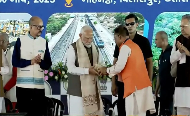 जनजातीय कला की समृद्ध विरासत का सम्मान – मुख्यमंत्री श्री विष्णुदेव साय ने प्रधानमंत्री श्री नरेंद्र मोदी को भेंट किया “उसुड़” वाद्ययंत्र का मोमेंटो