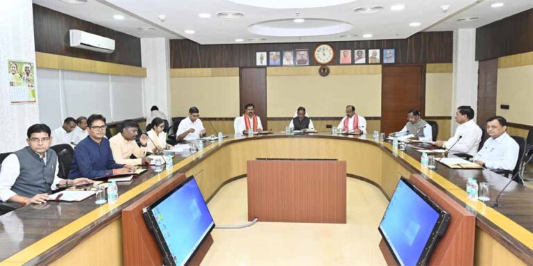 विष्णुदेव साय कैबिनेट की बैठक जारी