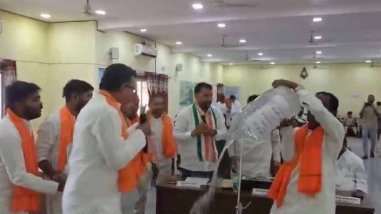 बिरगांव नगर निगम में बजट पेश करने के दौरान हुआ बवाल