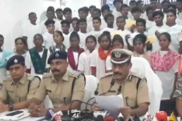 आईजी के समक्ष महिला-पुरुष समेत 86 नक्सलियों ने  किया आत्मसमर्पण