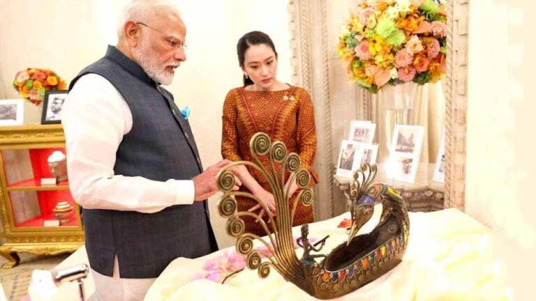थाई प्रधानमंत्री शिनवात्रा को प्रधानमंत्री मोदी ने डोकरा पीतल की मोर नाव की भेंट