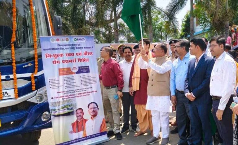 मुख्यमंत्री विष्णुदेव साय ने कैंसर डिटेक्शन वैन को हरी झंडी दिखाकर किया रवाना