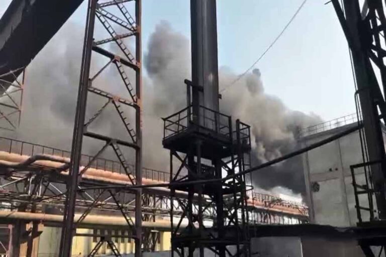 एनएमडीसी स्टील प्लांट में भीषण आग, कीमती बैटरियां जलकर खाक